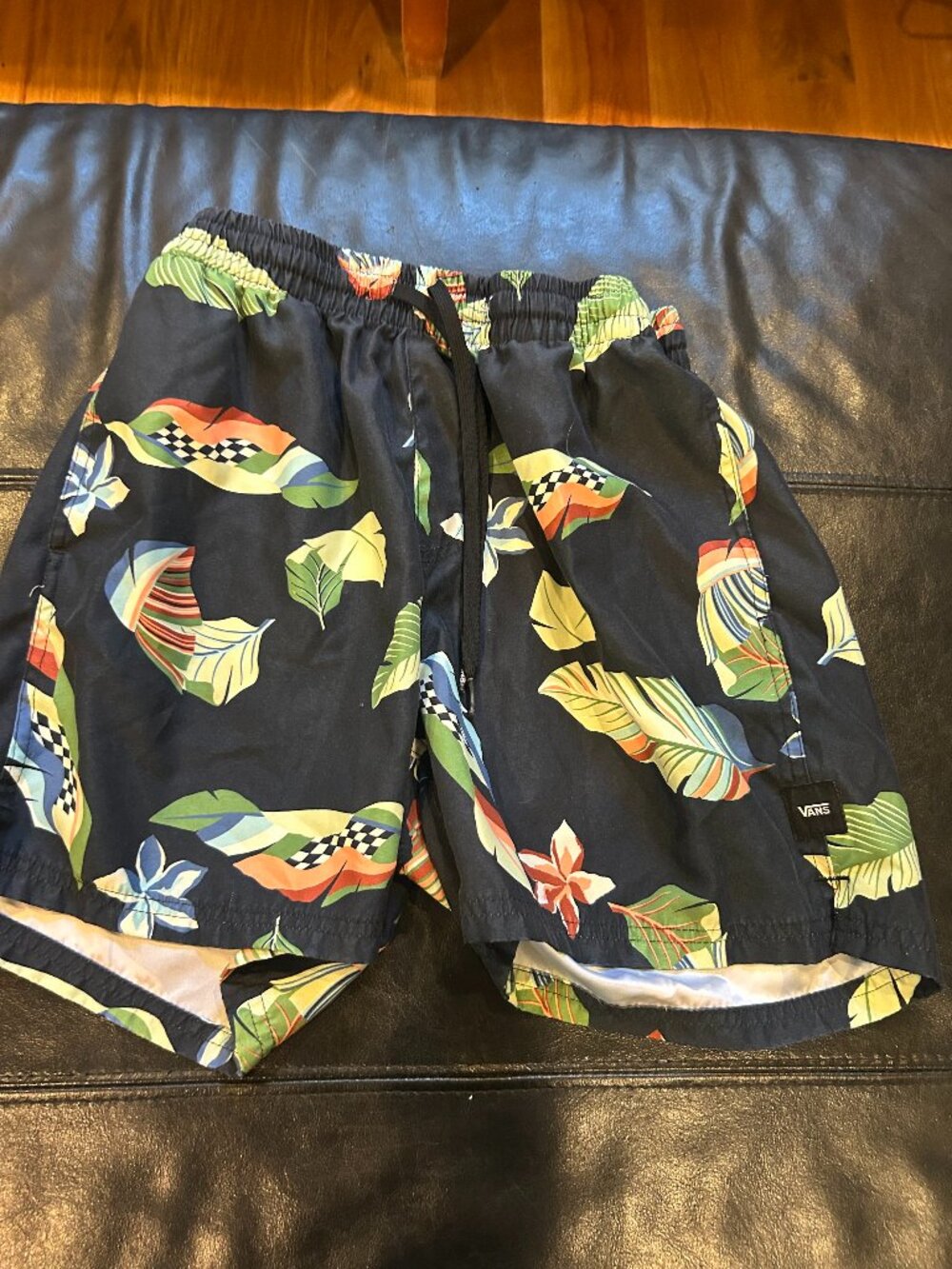 Men's Size Sm Vans Shorts, leaf motif with navy background